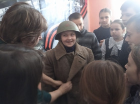 Посещение библиотеки учащимися 1,4 класса, посвященное снятию блокады Ленинграда.